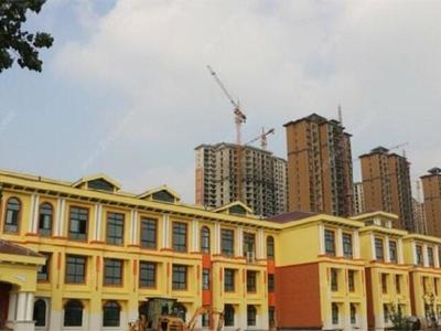 男子堵小區門賣裝修材料,比市場價高近一倍,業主不買休想上樓
